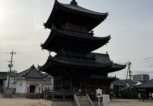 三重塔のある伽藍。