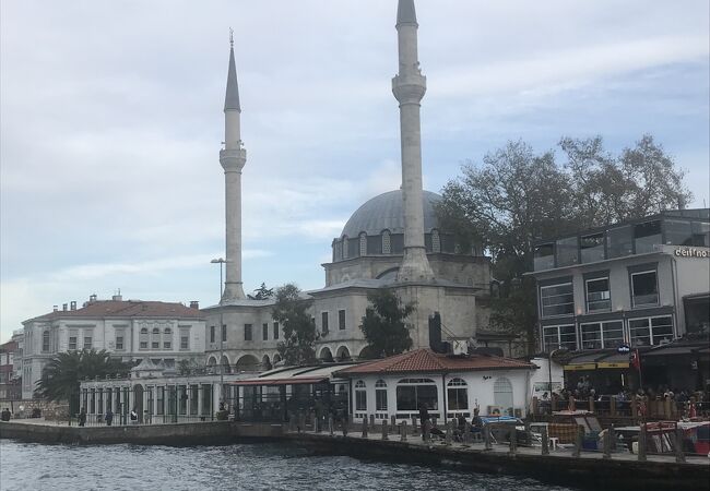 別名はベイレルベイ・モスク