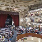もとオペラ劇場の美しい書店。舞台にはカフェもあります