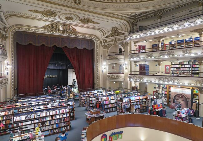 もとオペラ劇場の美しい書店。舞台にはカフェもあります