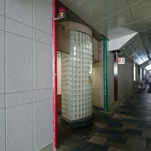 東口と西口を斜めにつなぐ細い道をまたいでいます