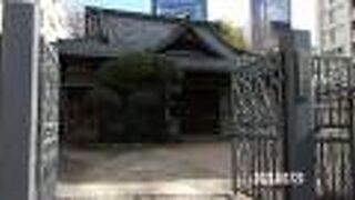 山門がモダンです。