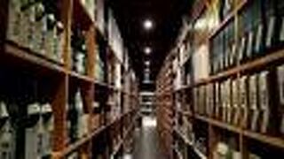 まるで図書館のような酒屋