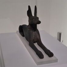 「腹ばいになる山犬の姿をしたアヌビス神像」
