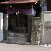 麻布の広尾稲荷神社に隣接しています。