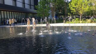 緑と噴水の広場