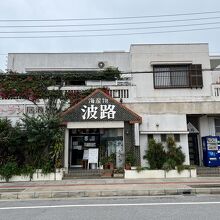 イーフビーチにあります。地元の方も多くランチで来てました。