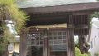 本堂前の祠の中に寿老人がいます