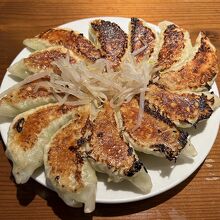 割と大きめで食べ応えがあります。アツアツの餡がジューシーです