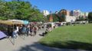 週末に屋台が並ぶ民芸品や雑貨の青空マーケット。レコレタの広場で開催されます