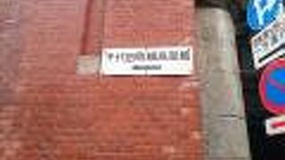 高架下には店舗が入居