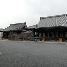 佛光寺阿弥陀堂（左）大師堂（右）