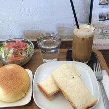 トーストモーニング500円、追加メロンパン