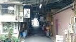 下は今川小路という名前の飲食店街