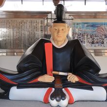 「吉野上野介義央公座像」