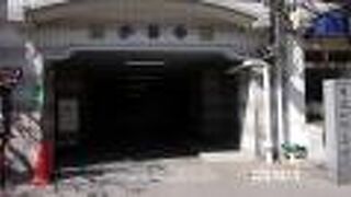 ビルの中にある通路を通って本堂があります。