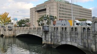 淀屋橋の向こうに大阪市役所