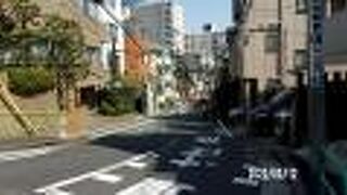 麻布の一本松から北東に下り坂です。