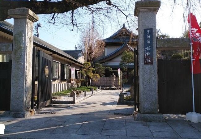 立派な本堂と庭園を持つ寺院