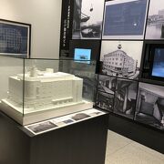 一階に江戸橋倉庫ビルの資料や模型、写真の展示があります。