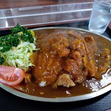 ボリューム満点のカツカレー