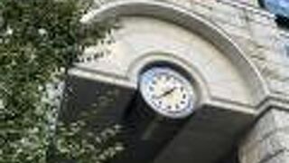 緑がアクセントの重厚な建物。