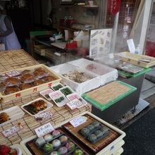 湯気立つ名物の山菜おこわ