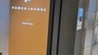 おしゃれなカードラウンジ