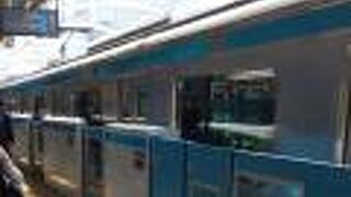 東海道本線、山手線などと並走するところも