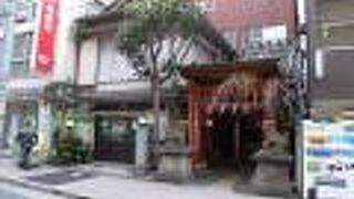 銀座の中心街とは思えない光景も