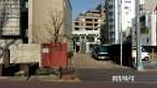 麻布の善福寺の参道沿いにあります。