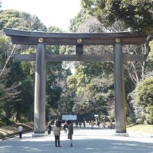 参道を進むと、参道が左に折れ、御苑の手前に二の鳥居があります
