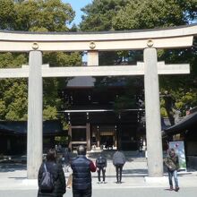 御苑を過ぎると、第三の鳥居が見え、その奥に、本社殿があります