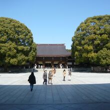 石畳の参道の奥に、本社殿があり、多くの参拝者が続きます。