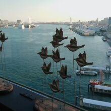 海の青に映える姿