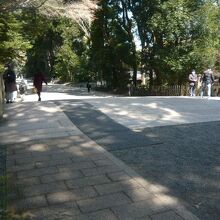 明治神宮ミュージアムは、参道の南橋を渡った右側にあります。