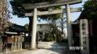 朱色の本殿で屋根は銅張です。