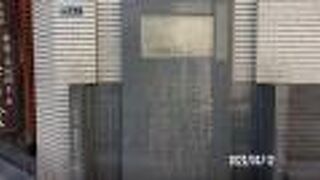 麻布十番商店街の通りの一角にあります。