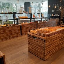 明るく清潔な店内。パンコーナーの奥に広いカフェスペース有り。