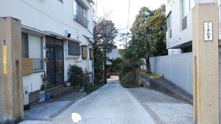 奥行きある参道を持つ寺院