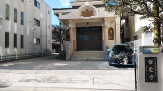 本堂の建物が特徴的な寺院