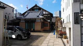 和風の本堂が印象的な寺院