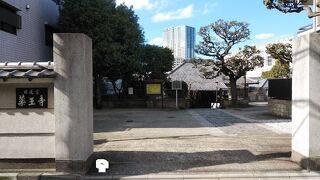 木々が多く落ち着いた雰囲気がある寺院