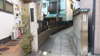 個人宅のようなたたずまいの寺院