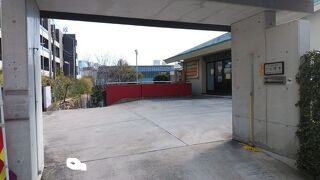 現代的な雰囲気が特徴的な寺院