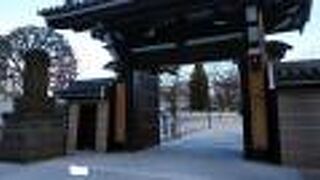 近代的なたたずまいだが、歴史的な雰囲気もある寺院