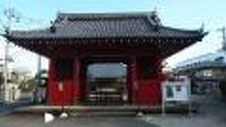 赤い山門が印象的な寺院