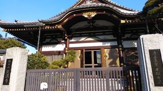 金色が使われた豪華な雰囲気の寺院