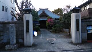 二本榎通りから少し奥まったところにある寺院