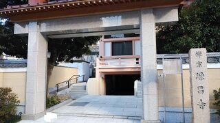 コンクリート造りの立派な本堂を持つ寺院